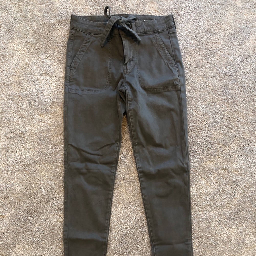 American Eagle super stretch grey pants with tie.